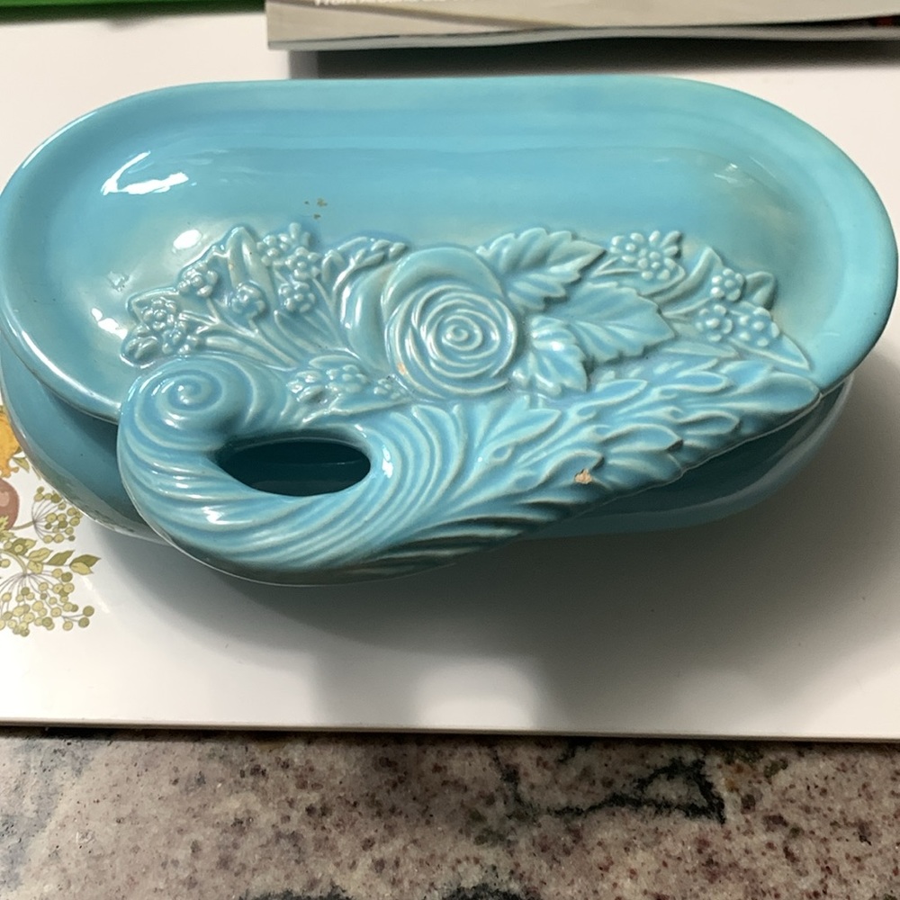 Vintage 1977 BYRON MOLDS POTTERY Footed TRINKET BOX with Lid